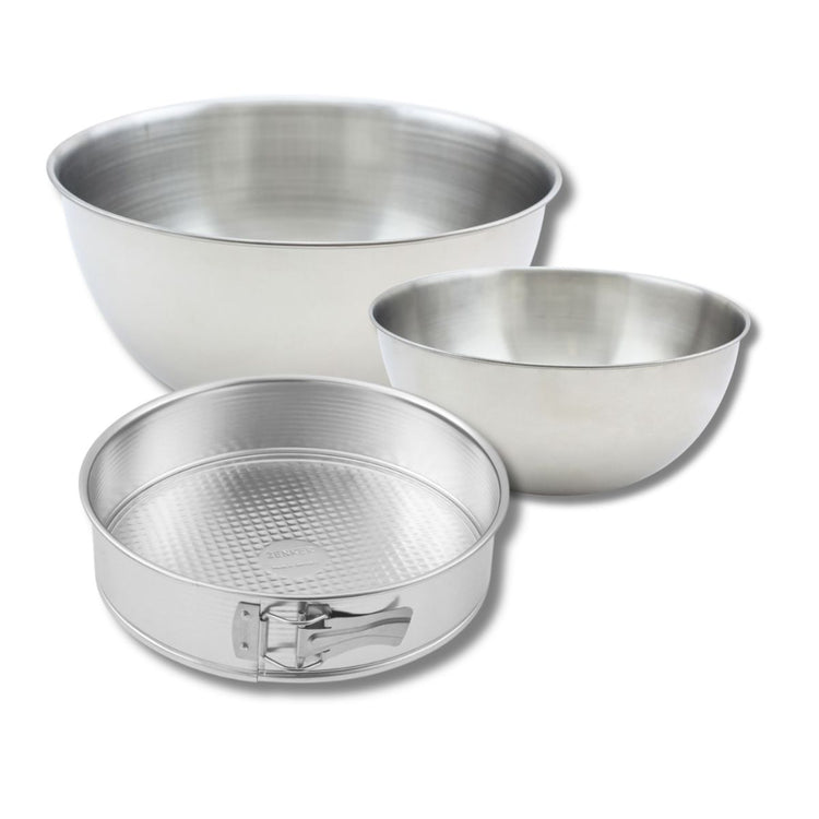 Lot comprenant 1 Moule à manqué charnière, 1 spatule Zenker et 2 bols à mixer en inox Fackelmann