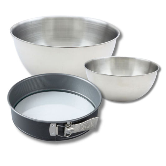 Set à pâtisserie avec 1 moule à manqué à charnière 26 cm fond en verre, 1 spatule Zenker et 2 bols à mixer en inox Fackelmann