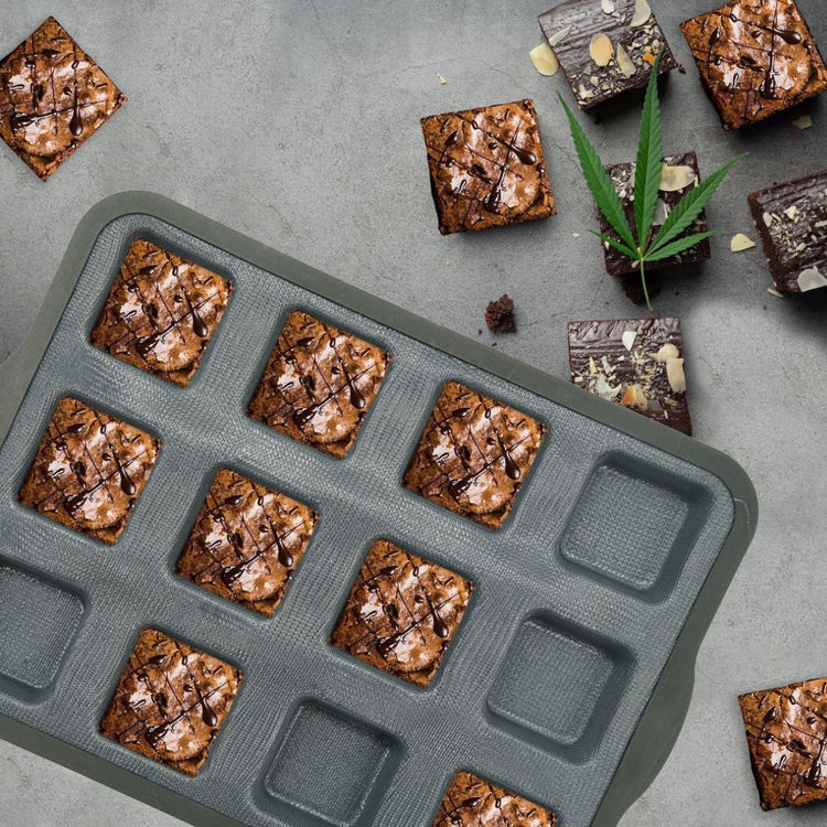 Lot avec 1 Moule à gâteaux 12 carrés en silicone fibre de verre, 1 spatule Zenker et 2 bols à mixer en inox Fackelmann