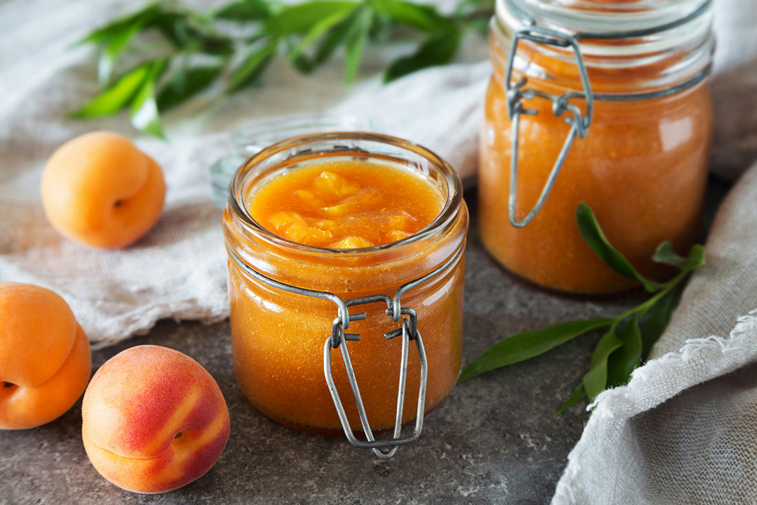 Deux bocaux de confiture d'abricots
