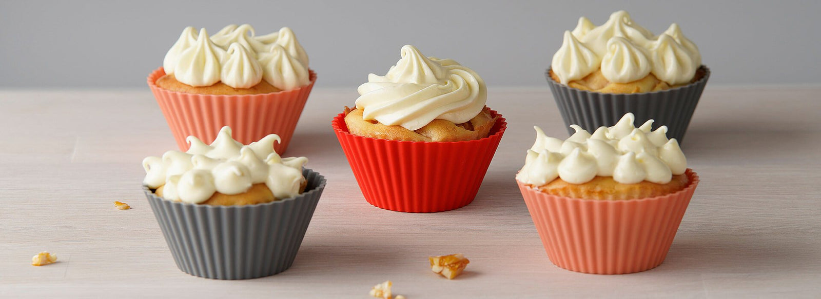 Mise à Plat. Pas à Pas. Préparation D'un Moule à Cupcake Avec Des Moules à  Cupcake Pour Cuire Des Mini Cupcakes Au Chocolat.