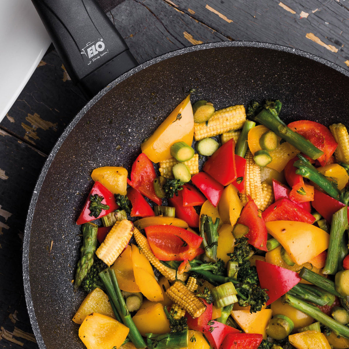 Poêle Elo effet granit garnie de légumes sautés colorés