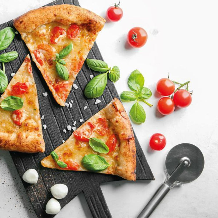 Ensemble pour pizza avec une plaque de cuisson four, 4 planches à pizza rondes et une roulette à pizza Fackelmann
