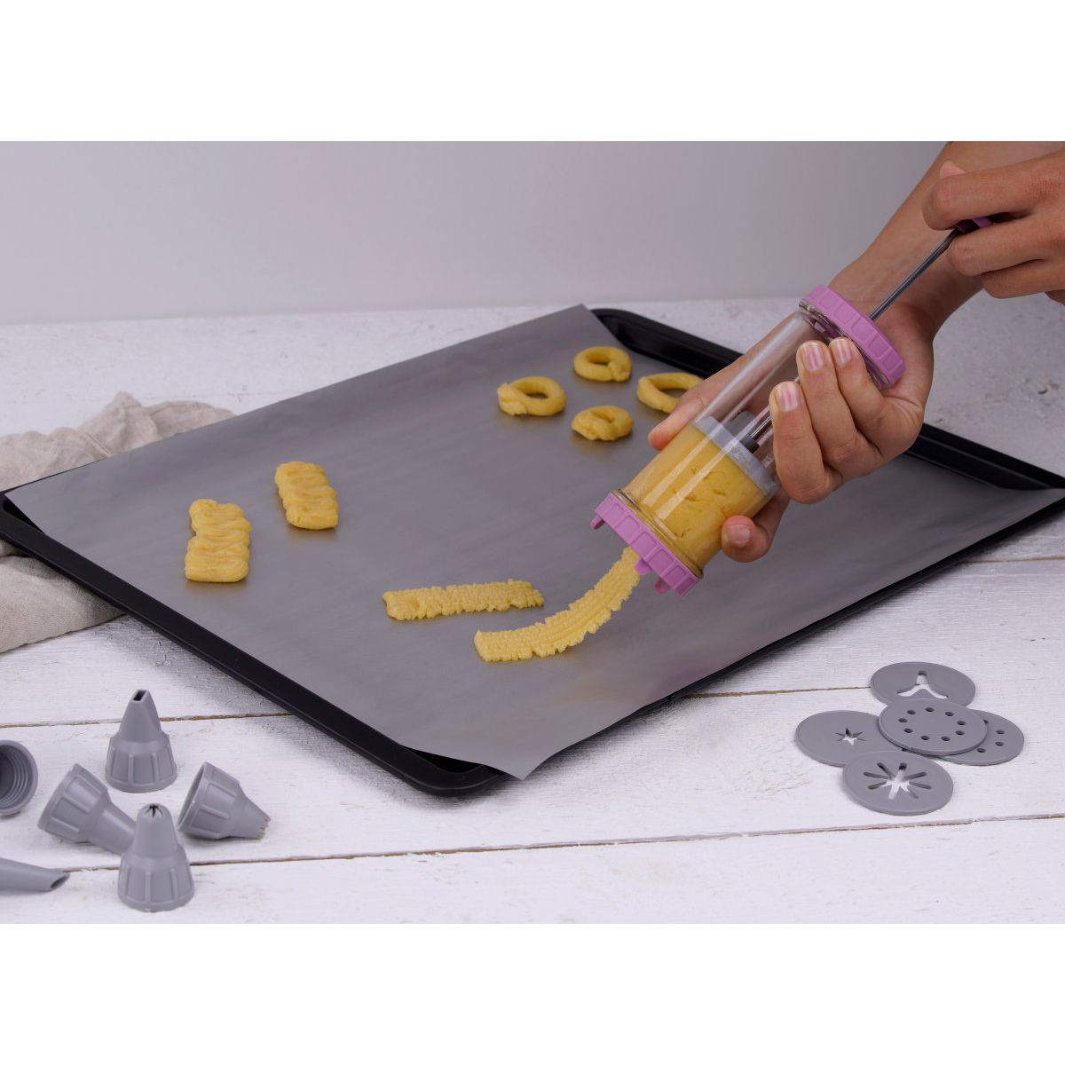 Seringue de pâtisserie type poche à douille avec 6 embouts et 6 disques à motifs Zenker