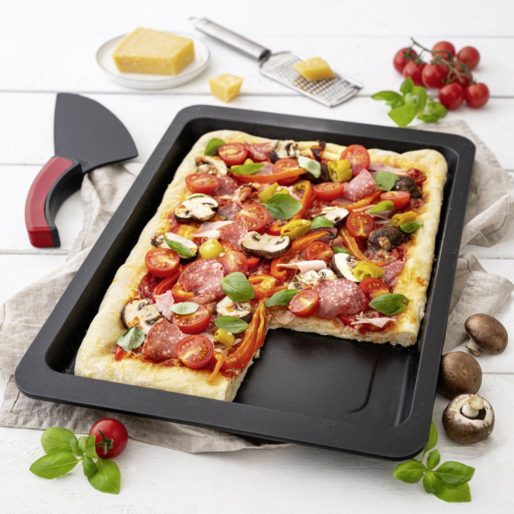 Ensemble pour pizza avec une plaque de cuisson four, 4 planches à pizza rondes et une roulette à pizza Fackelmann