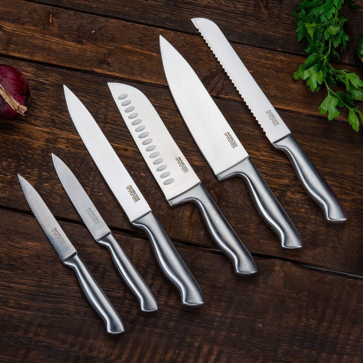 Six couteaux de cuisine Nirosta Star en inox sur une table en bois