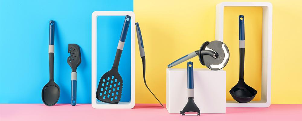 ustensiles de cuisine spatule louche roulette